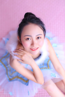 美女扒开粉嫩尿口的桶爽